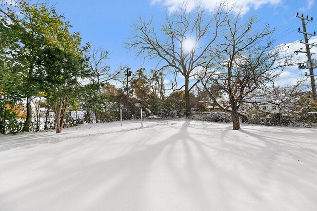 Building Photo - 1105 Woodlawn Cir