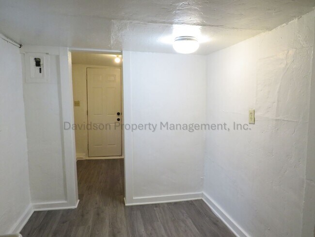 Building Photo - 1212 1/2 McArthur Ave