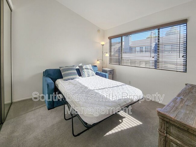 Building Photo - 420 Palos Verdes Blvd