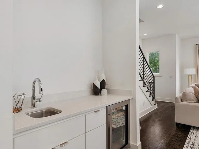 Building Photo - 818-813 13th Ave S