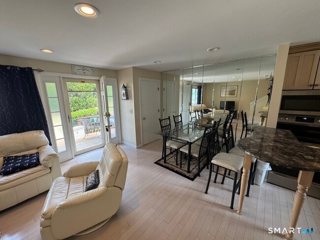 Building Photo - 7 Clearwater Ln