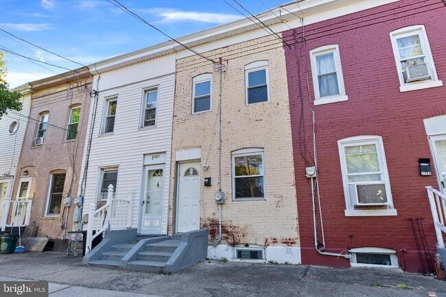 Building Photo - 1725 Roberts Ave