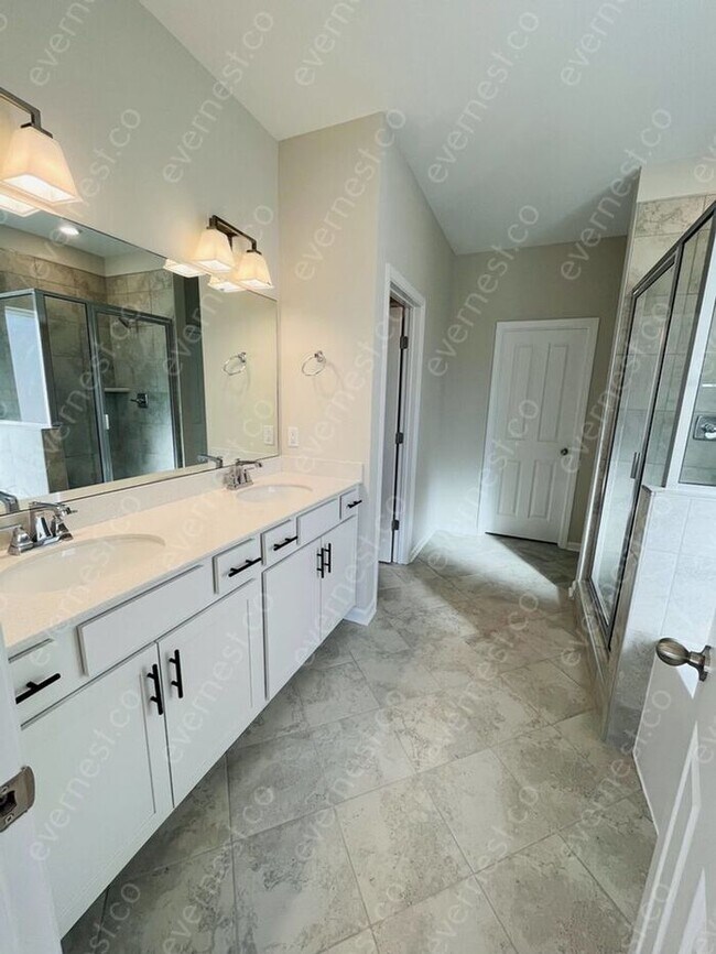 Building Photo - 4-Bedroom, 2.5-Bathroom Home with Modern A...