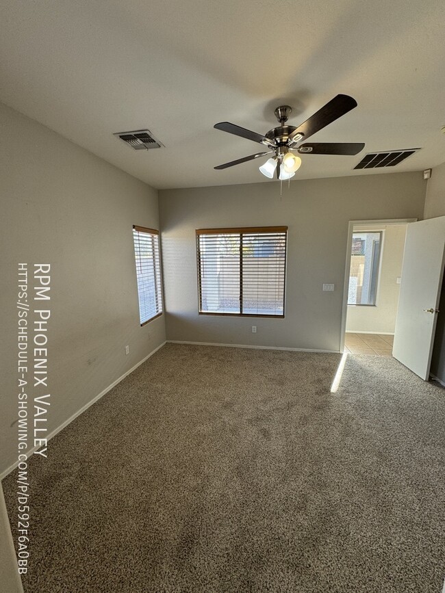 Building Photo - Open concept 3 bed / 2 bath with *NEW* Flo...