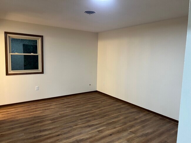 Building Photo - 5552 Cresthaven Ln