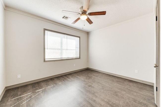 Building Photo - 14013 N Everest Ave