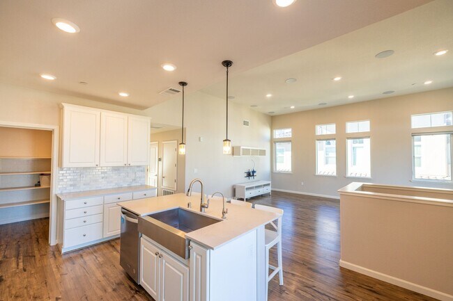 Building Photo - Beautiful two bedroom on Communication Hil...