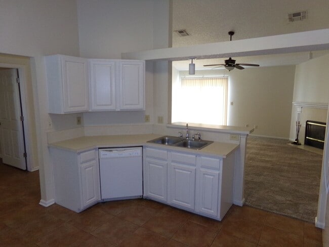 Building Photo - Nice 3/2 in convenient location