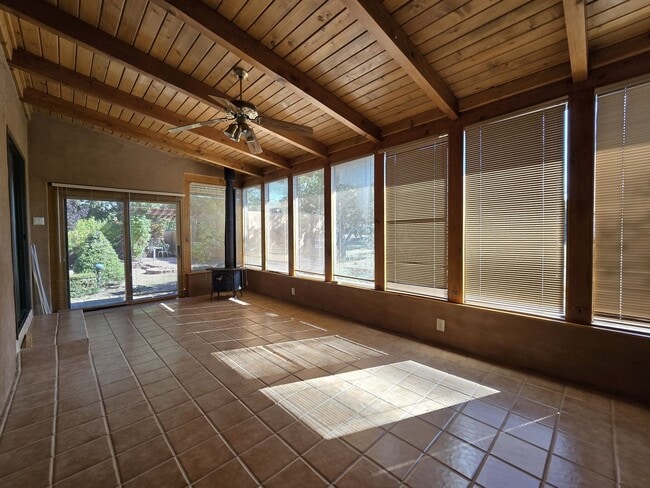 Building Photo - 112 Calle Palomita