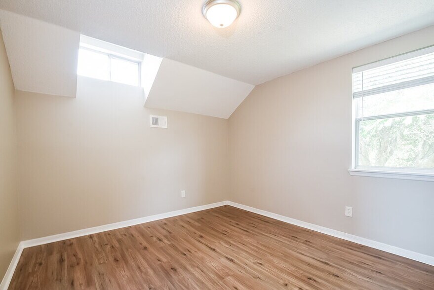 Building Photo - 1257 S Park Ave