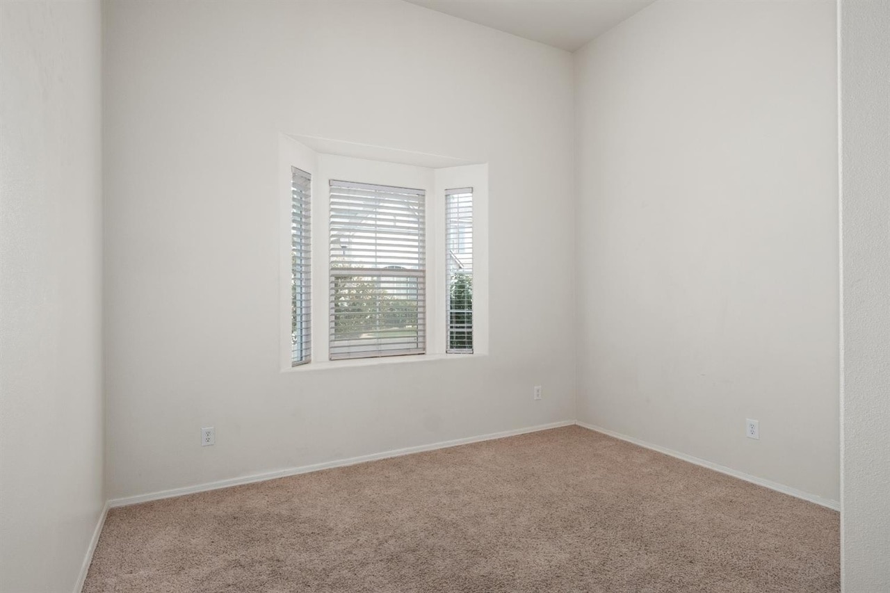 Building Photo - 68 W Bordeaux Ln