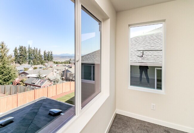 Building Photo - Scenic Auburn Living with Modern Comfort & Easy Seattle/Tacoma Access
