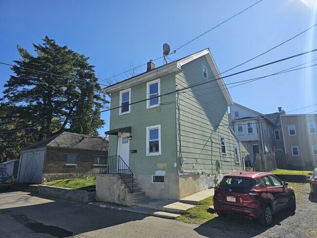 Building Photo - 830 Hoyt St