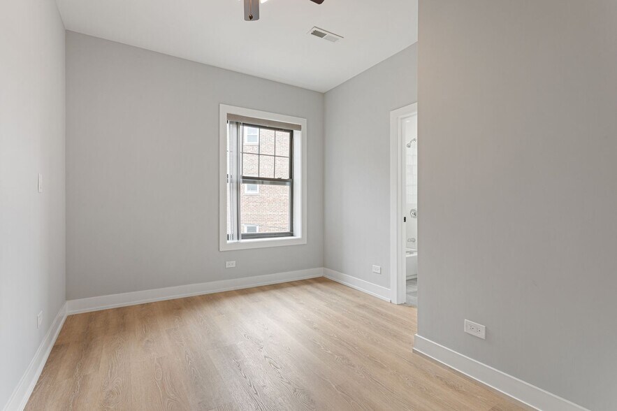 Building Photo - 7648 N Eastlake Ter