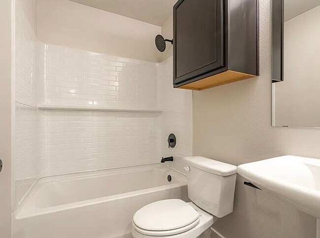 Building Photo - 3 bed 2 bath now available in Frenship west
