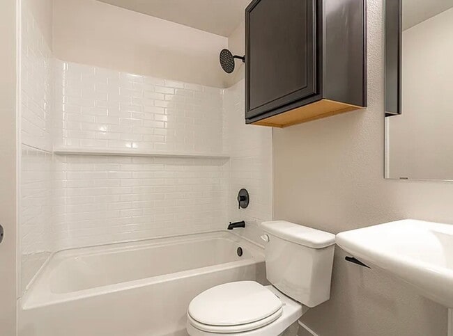 Building Photo - Thanksgiving special - rent has been dropped to $1380