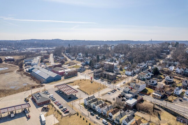 Building Photo - Bright 2 Bedroom home in McKees Rocks Avai...