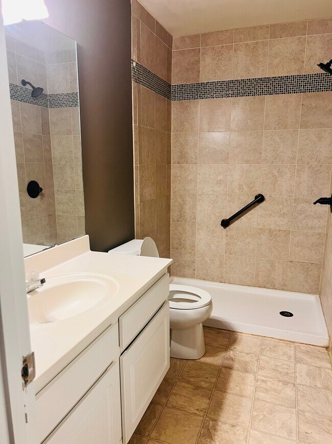 Building Photo - 105 Charing Pl