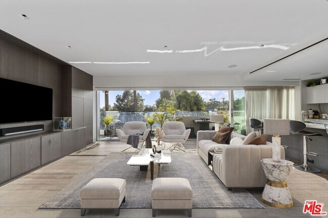 Primary Photo - 838 N Doheny Dr