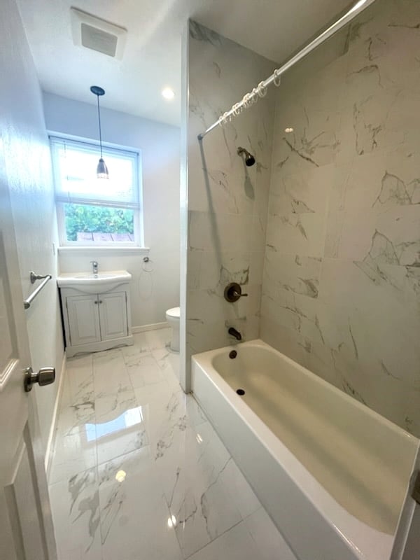 Building Photo - 1107 Oak St