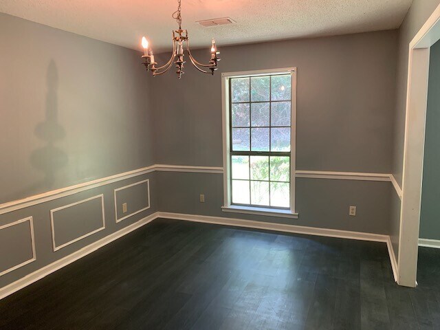 Building Photo - Large secluded 4 bedroom/2 bath in Blude Ridge Estates