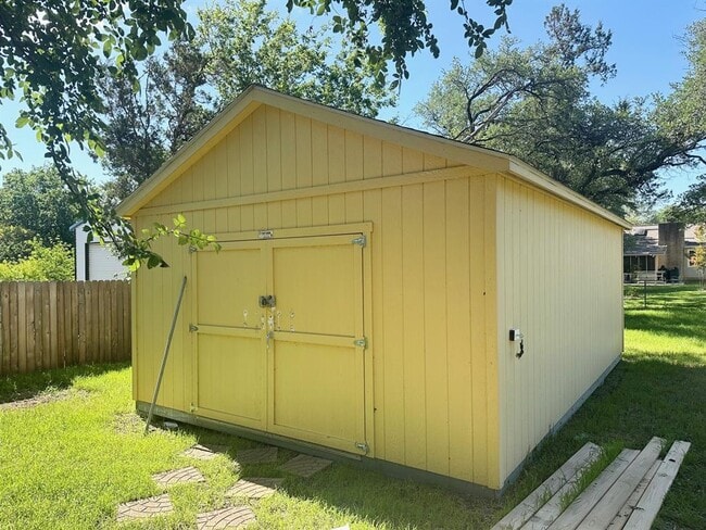 Building Photo - 1102 Serenada Dr