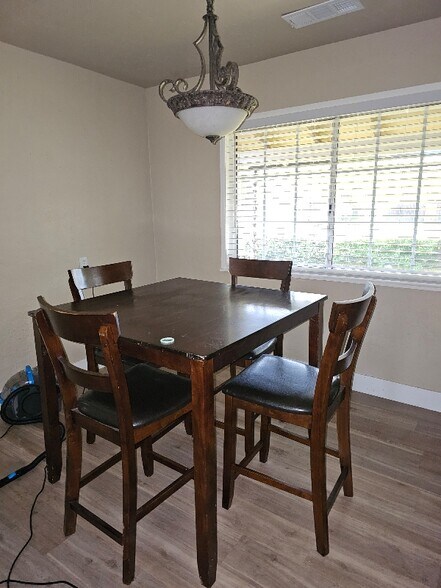 Building Photo - 590 Dee Ct