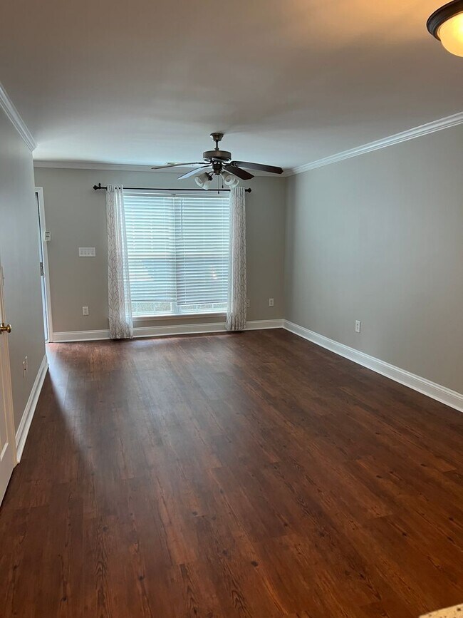 Building Photo - Beautiful Westside Condo!