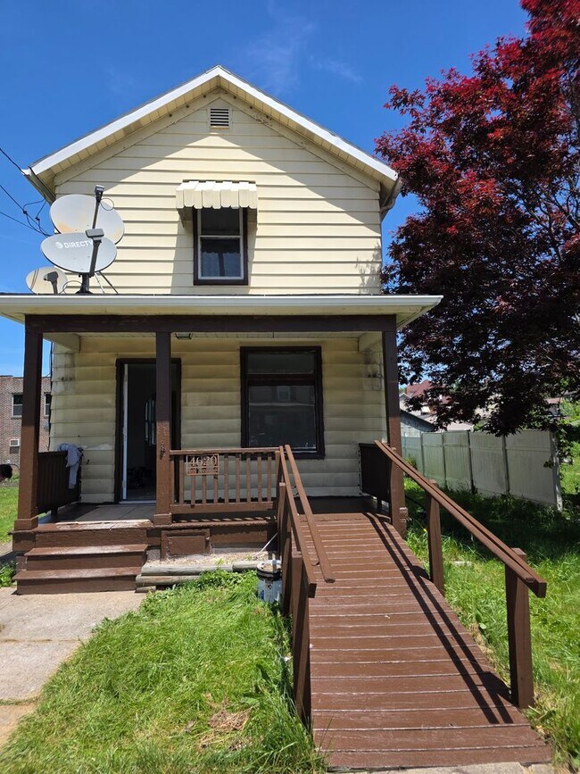 Building Photo - 2 Bed 1 Bath Single Family Home