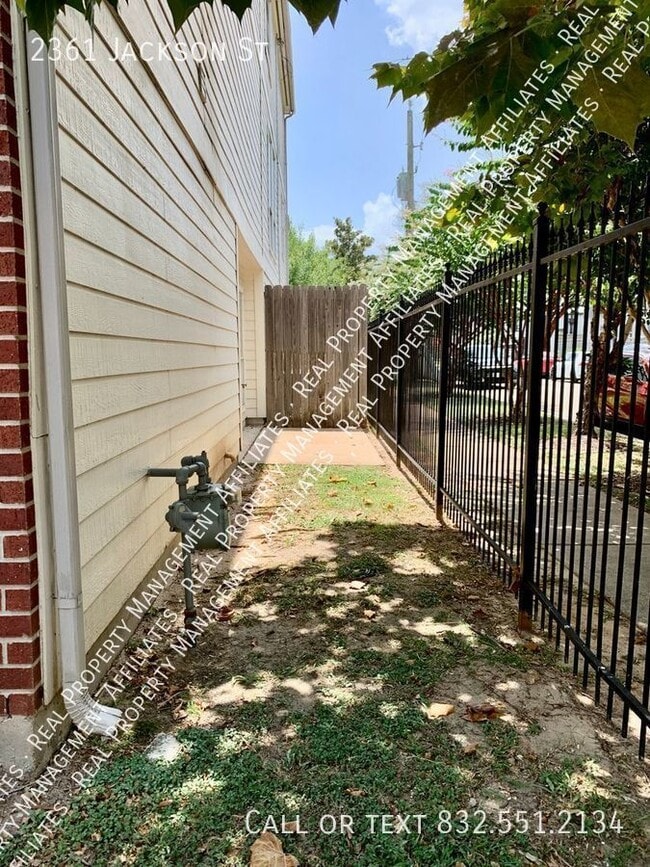 Building Photo - Middle Stunner