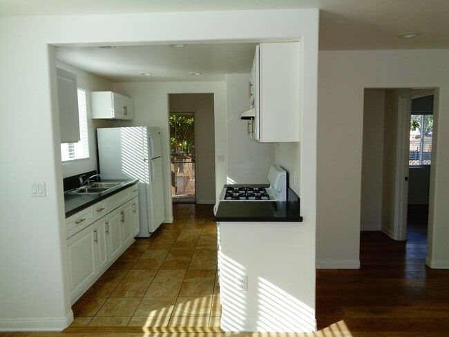 Building Photo - 2 Bedroom 1 Bath Remodeled House for Rent ...