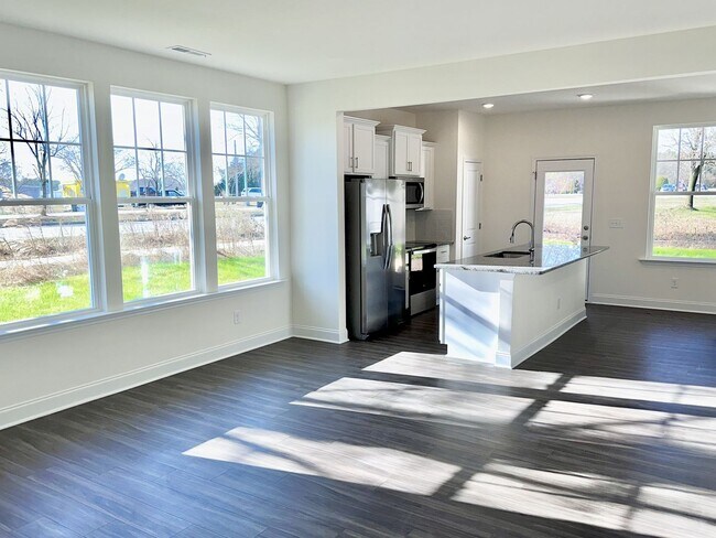 Building Photo - Bed 2.5 Bath End Unit Townhome In a Prime Location!!
