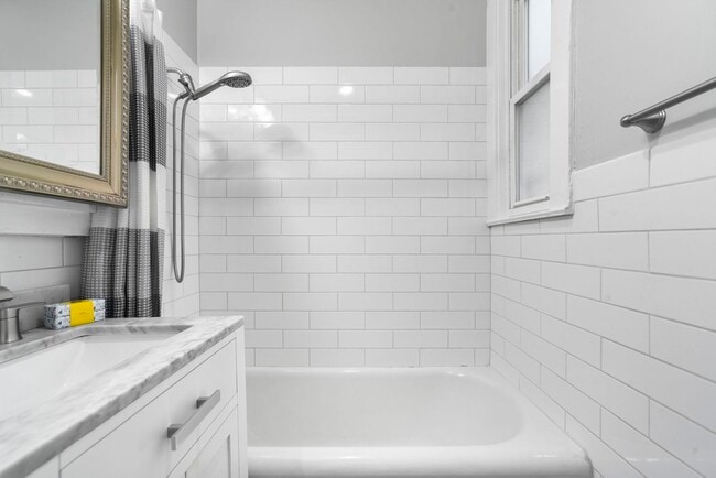 Building Photo - 1925 Leavenworth St