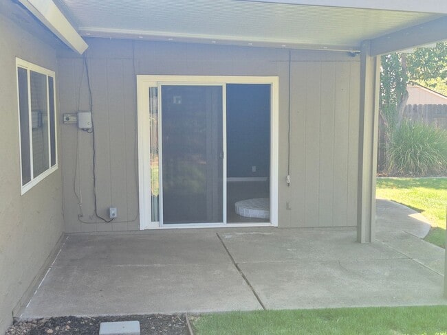 Building Photo - 3 Bedroom Orangevale Home