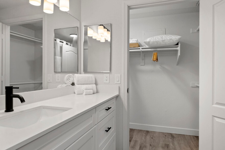 Building Photo - 875 W Pecos Rd