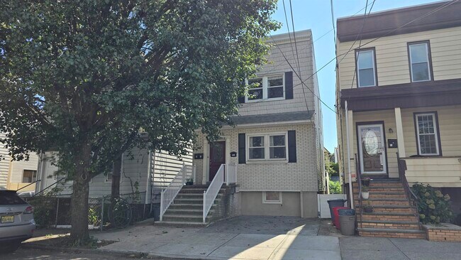 Primary Photo - 120 W 13th St