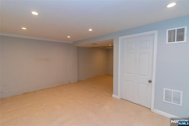 Building Photo - 394 Spring Valley Rd