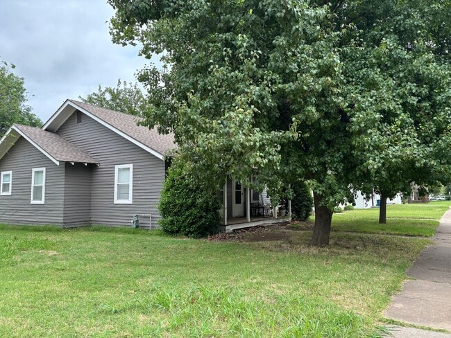 Building Photo - Remodeled 1 bedroom 1 bathroom duplex hous...