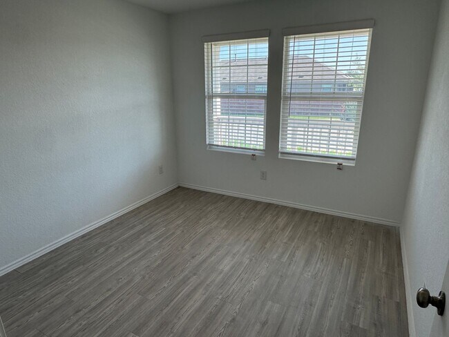 Building Photo - Far west gorgeous townhome ready for move in.