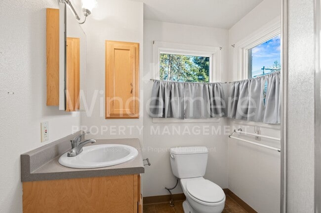 Building Photo - South Hill Charm