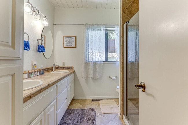 Building Photo - 2820 Greenway Dr