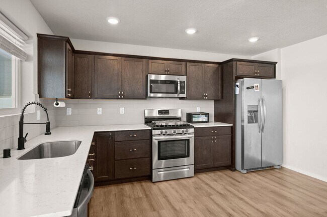 Building Photo - Beautiful 2022 Built Home With Views!