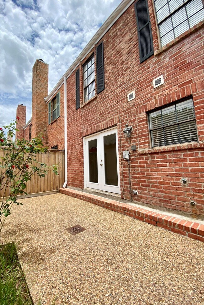 Building Photo - 752 Augusta Dr