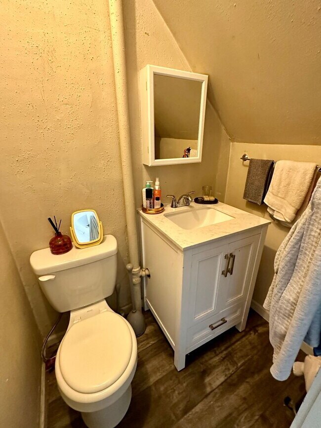 Building Photo - Spacious 7-Bed, 2-Bath Near Downtown Bellingham of Comfortable Living!