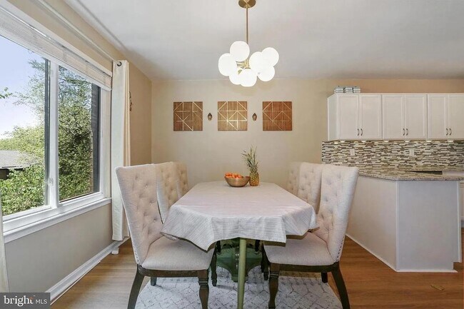 Building Photo - 9725 Kings Crown Ct