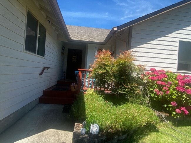 Building Photo - Green area 3 Bedroom 2 Bath with Garage