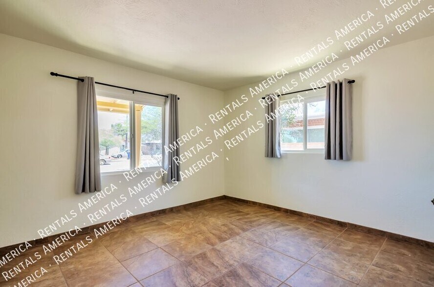 Building Photo - 1520 E Silver St