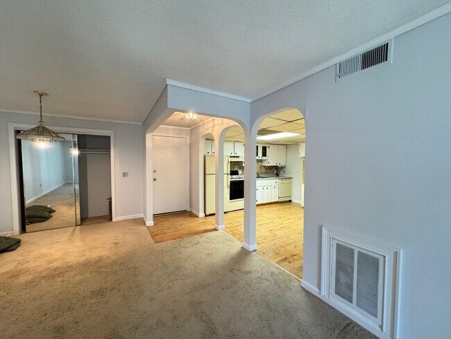 Building Photo - 13 Shadowbrook Ln