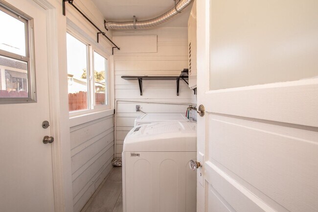 Building Photo - Charming North Park 2 Bedroom with Washer/Dryer, Backyard & Parking!