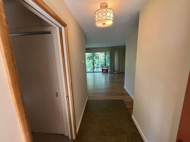 Building Photo - 4 bdrm 3 bth plus a Den/office Home 2 Car ...